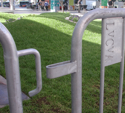 Interlocking steel crowd control barricades