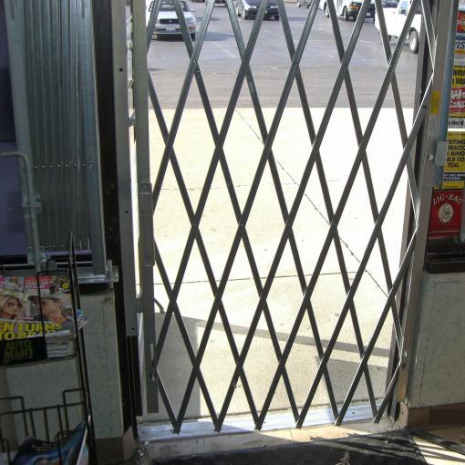 Retail heavy duty door gate