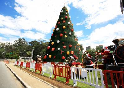 Christmas Barriers Add A Candy Cane Element